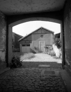 Vue de la cour depuis le passage couvert. © Région Bourgogne-Franche-Comté, Inventaire du patrimoine