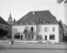 Façade antérieure de la maison, de trois quarts droit. © Région Bourgogne-Franche-Comté, Inventaire du patrimoine