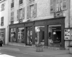 Détail de la devanture de la boutique. © Région Bourgogne-Franche-Comté, Inventaire du patrimoine