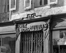 Détail de la devanture : décor de la porte d'entrée. © Région Bourgogne-Franche-Comté, Inventaire du patrimoine