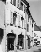 Façade antérieure : détail du rez de chaussée et du premier étage. © Région Bourgogne-Franche-Comté, Inventaire du patrimoine