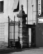 Détail de la partie droite du portail d'entrée de la première cour. © Région Bourgogne-Franche-Comté, Inventaire du patrimoine