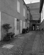 Façade postérieure de l'immeuble et logements dans la cour. © Région Bourgogne-Franche-Comté, Inventaire du patrimoine