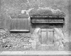 Façade antérieure : détail de l'inscription et de la porte murée de l'ancienne chapelle. © Région Bourgogne-Franche-Comté, Inventaire du patrimoine
