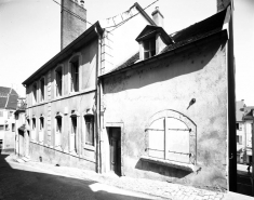 Maison et boutique du 18e siècle, au 8 et 8bis de la rue de la Malcouverte (repérée) : vue d'ensemble de trois quarts droit. © Région Bourgogne-Franche-Comté, Inventaire du patrimoine