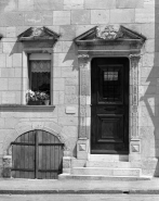 Façade antérieure : détail porte d'entrée sur rue. © Région Bourgogne-Franche-Comté, Inventaire du patrimoine