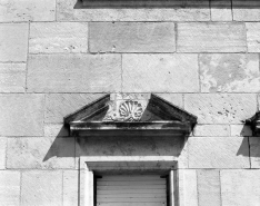 Façade antérieure : détail du fronton d'une baie du rez de chaussée. © Région Bourgogne-Franche-Comté, Inventaire du patrimoine