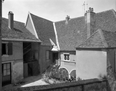 Façade antérieure de trois quarts droit depuis l'esplanade du château. © Région Bourgogne-Franche-Comté, Inventaire du patrimoine