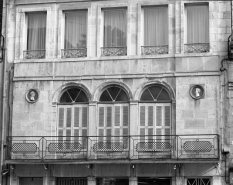 Façade antérieure : détail des baies du premier étage. © Région Bourgogne-Franche-Comté, Inventaire du patrimoine