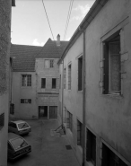 Aile droite et corps de bâtiment en fond de cour, depuis le portail d'entrée. © Région Bourgogne-Franche-Comté, Inventaire du patrimoine