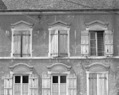 Façade sur rue : détail des baies. © Région Bourgogne-Franche-Comté, Inventaire du patrimoine