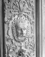 Détail du portail d'entrée : panneau central droit, tête masculine barbue. © Région Bourgogne-Franche-Comté, Inventaire du patrimoine