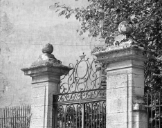 Grille d'entrée de la cour et du jardin : détail de la partie supérieure. © Région Bourgogne-Franche-Comté, Inventaire du patrimoine