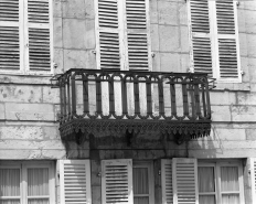 Façade antérieure : détail du balcon en ferronnerie. © Région Bourgogne-Franche-Comté, Inventaire du patrimoine