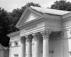 Façade antérieure : avant-corps central, détail du fronton. © Région Bourgogne-Franche-Comté, Inventaire du patrimoine