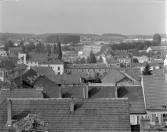 Vue de la ville basse, aux alentours de la caisse d'épargne, depuis la ville haute. © Région Bourgogne-Franche-Comté, Inventaire du patrimoine