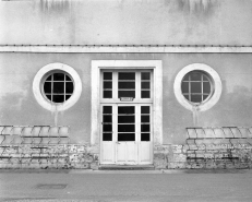 Bâtiment conçu par Louis Aubert : façade sur cour, détail d'une porte. © Région Bourgogne-Franche-Comté, Inventaire du patrimoine