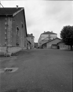 Extension de la caserne : vue de la cour avec façade antérieure du bâtiment central. © Région Bourgogne-Franche-Comté, Inventaire du patrimoine