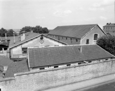 Extension de la caserne : vue d'ensemble des bâtiments depuis l'extérieur du mur d'enceinte. © Région Bourgogne-Franche-Comté, Inventaire du patrimoine