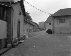 Extension de la caserne : bâtiments annexes de trois quarts gauche, situés derrière les trois édifices logistiques principaux. © Région Bourgogne-Franche-Comté, Inventaire du patrimoine