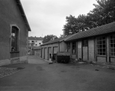 Extension de la caserne : bâtiments annexes de trois quarts droit. © Région Bourgogne-Franche-Comté, Inventaire du patrimoine