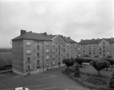 Place centrale de l'ancienne caserne avec logements gauche et en fond de cour. © Région Bourgogne-Franche-Comté, Inventaire du patrimoine