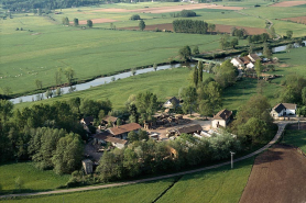 Vue aérienne depuis la rive droite de l'Ognon : vue éloignée. © Région Bourgogne-Franche-Comté, Inventaire du patrimoine