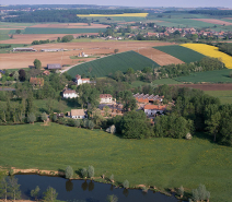 Vue aérienne depuis le sud. © Région Bourgogne-Franche-Comté, Inventaire du patrimoine