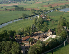 Vue aérienne depuis la rive droite : vue rapprochée. © Région Bourgogne-Franche-Comté, Inventaire du patrimoine