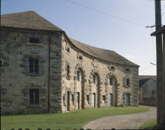 Vue de trois quarts du magasin en quart de cercle en 1989. © Région Bourgogne-Franche-Comté, Inventaire du patrimoine