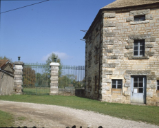 Entrée du parc et pignon ouest du magasin en 1989. © Région Bourgogne-Franche-Comté, Inventaire du patrimoine