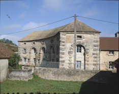 Magasin en quart de cercle vu de trois quarts droite en 1989. © Région Bourgogne-Franche-Comté, Inventaire du patrimoine