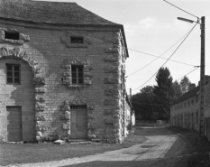 Rue d'entrée de l'usine depuis la place en demi-cercle en 1989. © Région Bourgogne-Franche-Comté, Inventaire du patrimoine