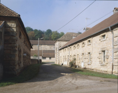 Logement ouvrier nord donnant sur la rue d'entrée de l'usine en 1989. © Région Bourgogne-Franche-Comté, Inventaire du patrimoine