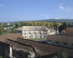 Vue plongeante sur le magasin en quart de cercle en 1989. © Région Bourgogne-Franche-Comté, Inventaire du patrimoine