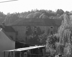 Façade postérieure du magasin en quart de cercle en 1989. © Région Bourgogne-Franche-Comté, Inventaire du patrimoine