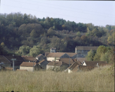 Vue d'ensemble depuis l'est en 1989. © Région Bourgogne-Franche-Comté, Inventaire du patrimoine