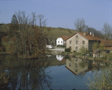 Site de la forge avec l'étang au premier plan. © Région Bourgogne-Franche-Comté, Inventaire du patrimoine