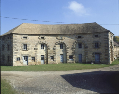 Site du haut fourneau : vue rapprochée du magasin, de face. © Région Bourgogne-Franche-Comté, Inventaire du patrimoine