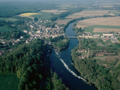 Vue d'ensemble du village et du site industriel depuis le nord-est, photographie aérienne. © Région Bourgogne-Franche-Comté, Inventaire du patrimoine