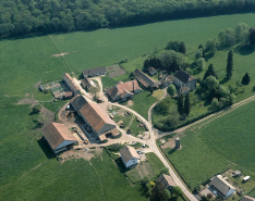 Vue aérienne depuis l'ouest. © Région Bourgogne-Franche-Comté, Inventaire du patrimoine