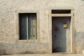 Porte et fenêtre en façade du bureau désaffecté. © Région Bourgogne-Franche-Comté, Inventaire du patrimoine