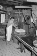 Fabrication du comté : levage du crochet du palan. © Région Bourgogne-Franche-Comté, Inventaire du patrimoine