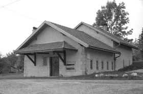 Façade antérieure de la fromagerie des Communailles, à Longchaumois, vue de trois quarts. © Région Bourgogne-Franche-Comté, Inventaire du patrimoine
