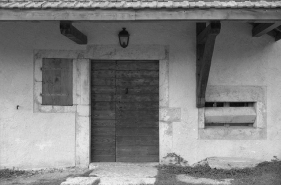 Porte d'entrée et baie fromagère de la fromagerie des Communailles, à Longchaumois. © Région Bourgogne-Franche-Comté, Inventaire du patrimoine