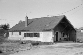 Vue de trois quarts de la façade antérieure et de la face gauche. © Région Bourgogne-Franche-Comté, Inventaire du patrimoine