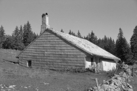 Vue de trois quarts de la façade antérieure et de la face gauche. © Région Bourgogne-Franche-Comté, Inventaire du patrimoine