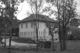Face droite et façade postérieure vues de trois quarts. © Région Bourgogne-Franche-Comté, Inventaire du patrimoine