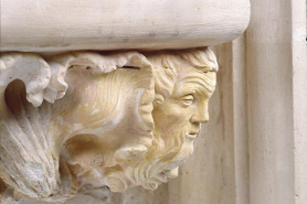 Grande console orientale : détail, tête à l'angle droit de la console orientale, vu de profil. © Région Bourgogne-Franche-Comté, Inventaire du patrimoine