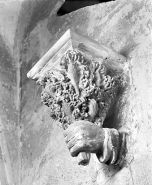 Main portant un bouquet, vue de trois quarts. © Région Bourgogne-Franche-Comté, Inventaire du patrimoine